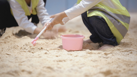 4k升格夏天孩子们玩沙挖沙视频