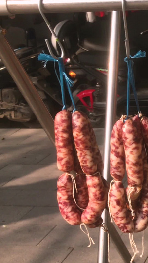 街头生活晾晒的腊肠香肠年货美食素材28秒视频