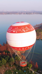 航拍城市秋天湖景绿道热气球素材湖景素材视频