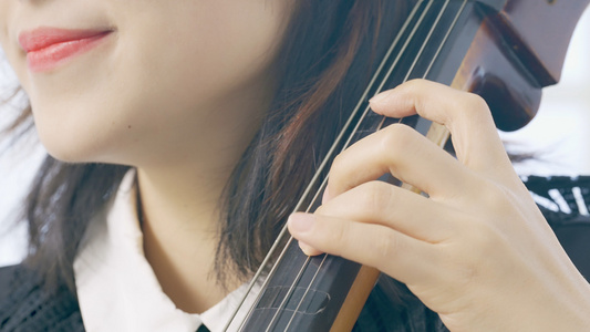 4K女孩拨动大提琴弦（含琴声）视频