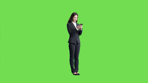 4k穿西服的女生使用手机上网沟通绿幕抠像视频19秒视频