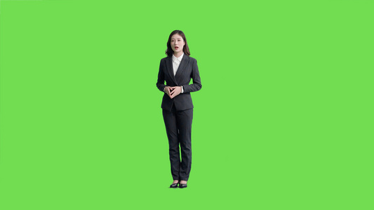 4k穿西装的商务女生说话演讲演说介绍绿幕抠像视频[西装裤]视频
