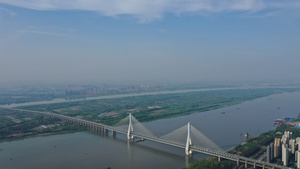 航拍长江中间的武汉天兴洲岛屿和桥梁城市风光素材28秒视频