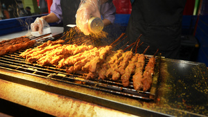 新疆地方特色餐饮美食小吃烤羊肉串制作过程4k素材61秒视频