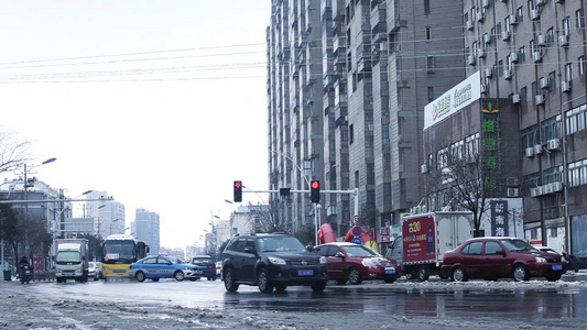 街道的公路交通车辆行人积雪门店视频