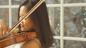 4K女性演艺小提琴形象表情19秒视频
