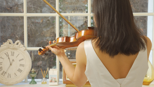 4K小提琴女演奏者背影视频