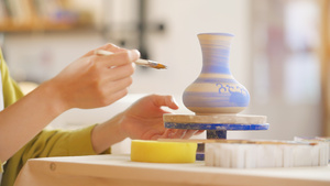 4k手工课陶艺课用刷子给陶器上色13秒视频