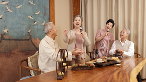 老年人们兴致勃勃的唱歌15秒视频