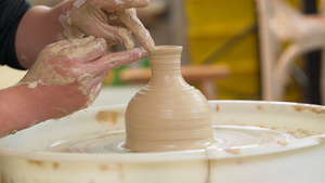 4k陶器店陶瓷DIY使用陶泥转盘机拉胚塑形动作特写33秒视频