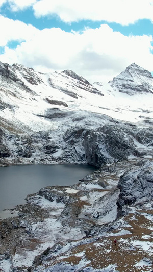 航拍高海拔湖泊与雪山山峰视频旅游度假52秒视频