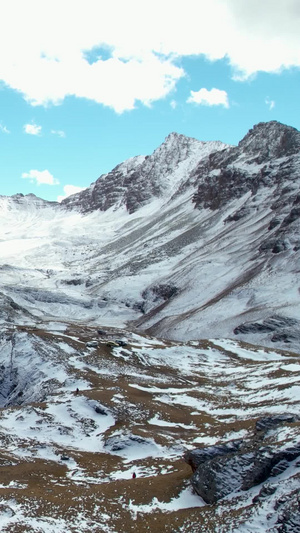 航拍高海拔湖泊与雪山山峰视频旅游度假52秒视频