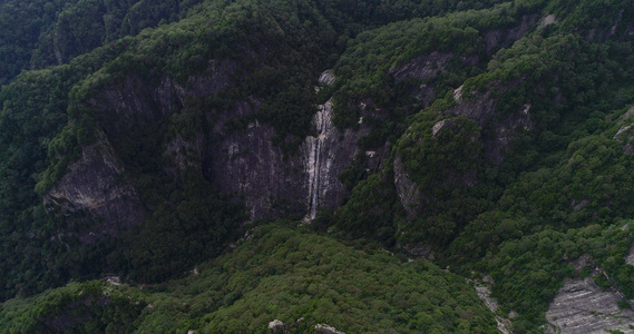 4k高清航拍自然森林凤凰山岩石瀑布视频