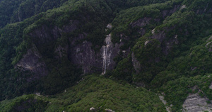 4k高清航拍自然森林凤凰山岩石瀑布27秒视频