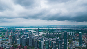 8K航拍夏季台风暴雨天气乌云翻滚延时南京河西CBD8秒视频