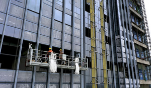 4K航拍大楼玻璃幕墙施工的工人83秒视频