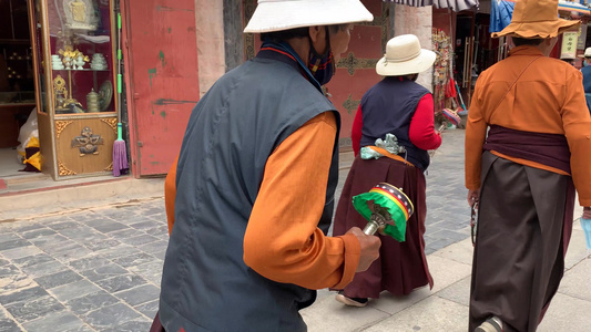 拉萨八廓街手持转经轮的藏民大昭寺转寺视频