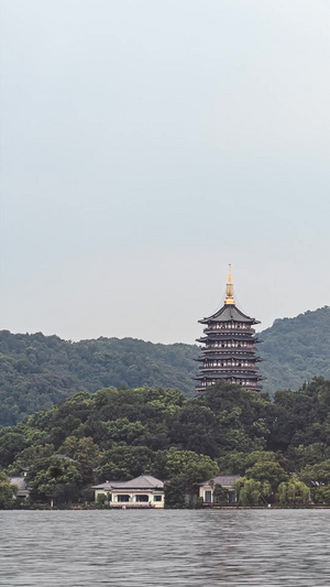 延时杭州西湖风景区雷峰塔傍晚实拍杭州雷峰塔景区15秒视频