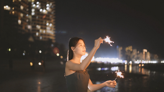 4K海边玩烟花的少女视频