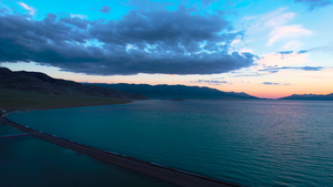 航拍5A景区赛里木湖傍晚日落风光视频58秒视频