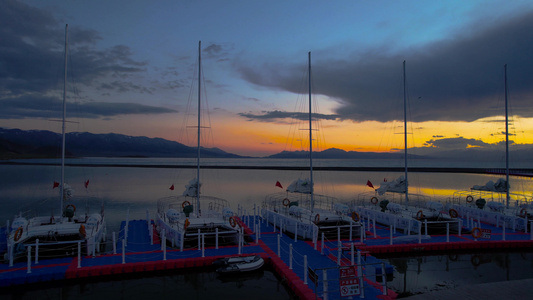 5A纯净美丽的赛里木湖畔停泊的游艇航拍视频视频