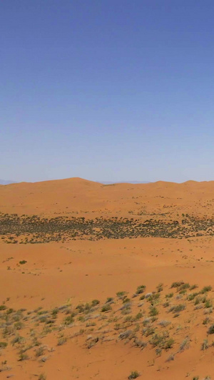 航拍在沙漠中徒步旅行的人挑战自然21秒视频