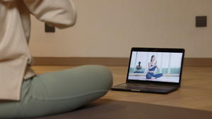 居家线上学习瑜伽特写24秒视频