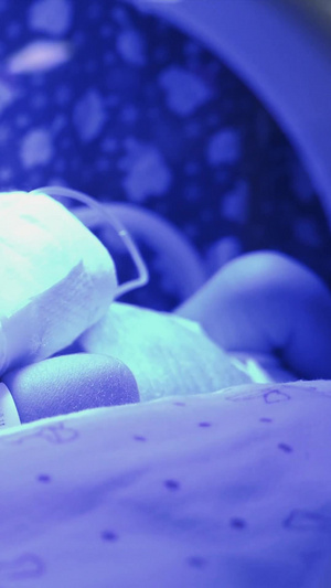 实拍蓝光箱里的新生儿19秒视频