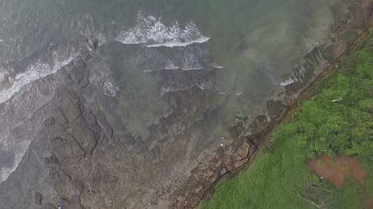 空中俯拍海浪潮汐拍打海岸礁石视频