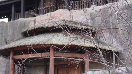 佤族建筑风格少数民族房屋民族园山寨视频