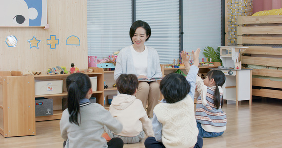 8K幼儿园老师给小朋友们讲故事视频