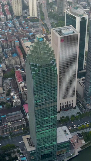 航拍城市金融街林立的高楼群和繁忙交通十字路口47秒视频