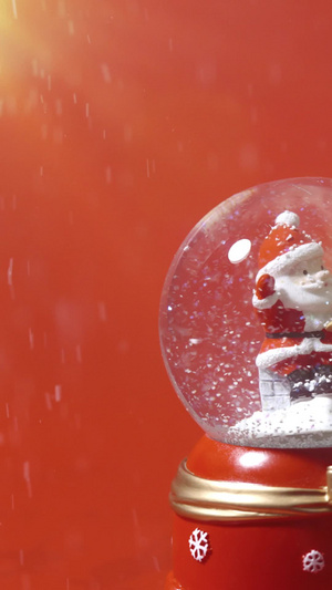 圣诞老人水晶球山楂下雪音乐盒25秒视频