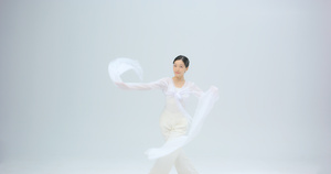 8K舞蹈女演员长袖舞表演45秒视频