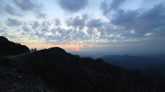 山顶中日出 太阳升起延时视频