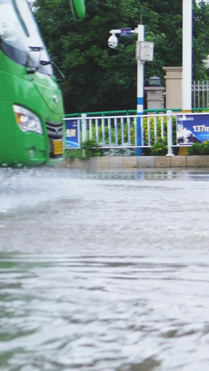 拍摄雨季路面积水车辆行驶城市积水37秒视频