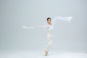 6K舞蹈女演员长袖舞蹈表演29秒视频