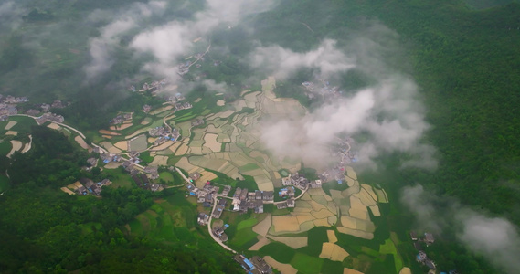 航拍云海下的山脉乡村小镇视频