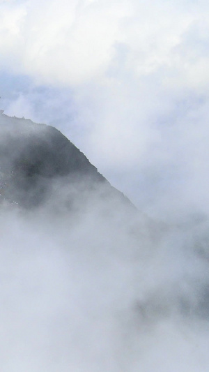 航拍云雾中的峨眉山金顶佛像5A景点27秒视频