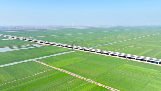 4K航拍麦田绿色农田农业麦田上的高速公路视频