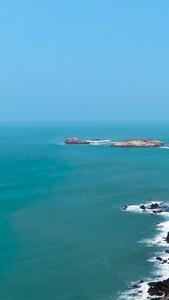 航拍蜿蜒的环岛公路与蔚蓝色的大海视频平潭岛视频
