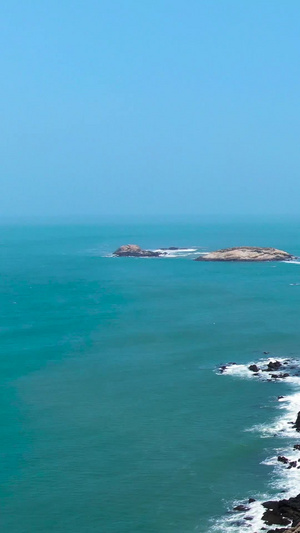 航拍蜿蜒的环岛公路与蔚蓝色的大海视频平潭岛43秒视频