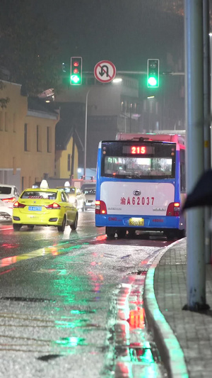 冬日雨夜中等待做公交车的职场上班人公共交通37秒视频