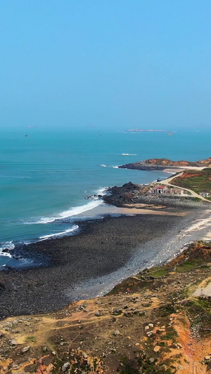 航拍蜿蜒的环岛公路与蔚蓝色的大海视频大自然43秒视频
