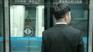 4K漂泊流浪男青年白领奋斗孤单等地铁站孤独创业37秒视频