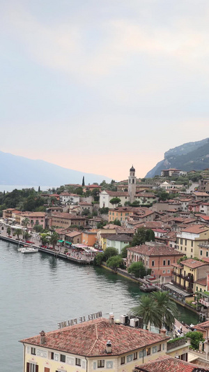意大利著名旅游胜地加尔达湖湖畔小镇日落延时视频日转夜37秒视频
