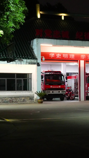 城市夜晚消防中队篮球场上运动健身比赛的消防员素材消防车56秒视频