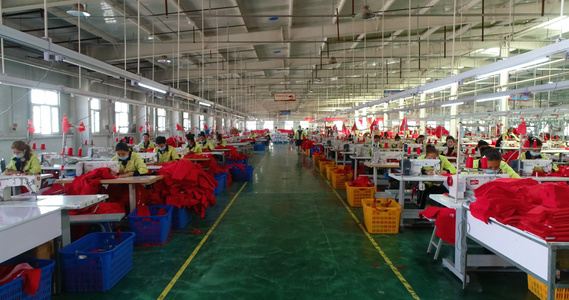 新疆制衣厂工人工作航拍视频
