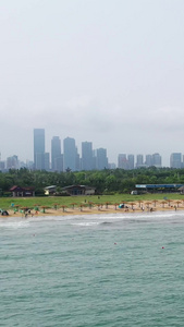 夏季避暑航拍青岛银沙滩海水浴场视频