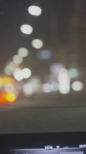 深夜加班拥堵缓慢前行的城市交通自驾游14秒视频